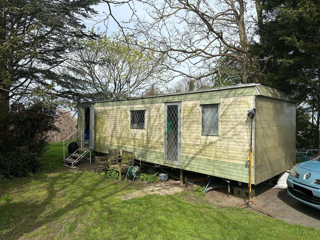 Lot: 174 - LAND WITH BUILDING, CARAVAN AND SWIMMING POOL IN RURAL LOCATION - Mobile home